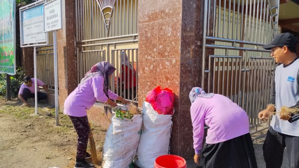 PEMERINTAH DESA KACANGAN MELAKUKAN KERJA BAKTI SETIAP HARI JUMAT SEBELUM MELAKSANAKAN KEGIATAN PELAYANAN
